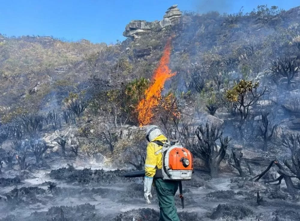 Equipes intensificam combate a incêndio que já dura três dias na Serra do Cipó
