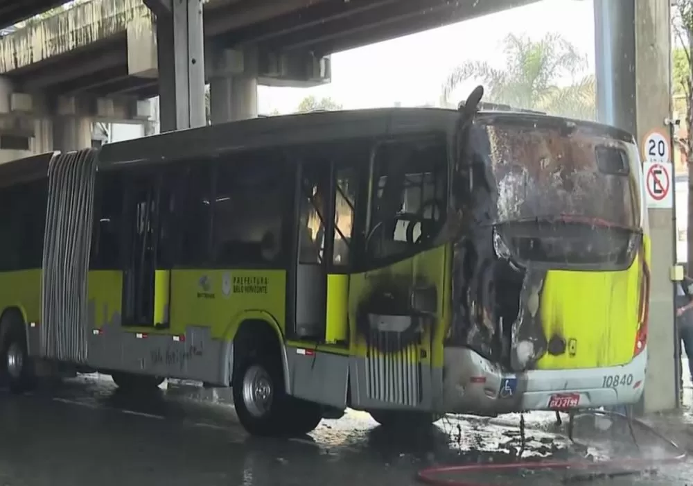 Ônibus do Move pega fogo dentro da Estação Vilarinho em BH