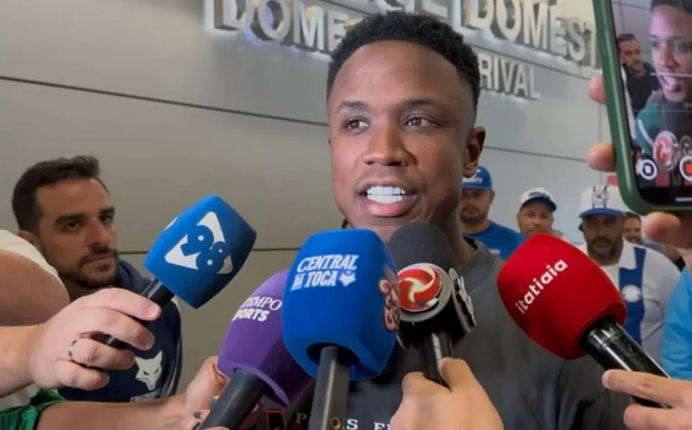 Luis Sinisterra chega a Belo Horizonte para reforçar ataque do Cruzeiro