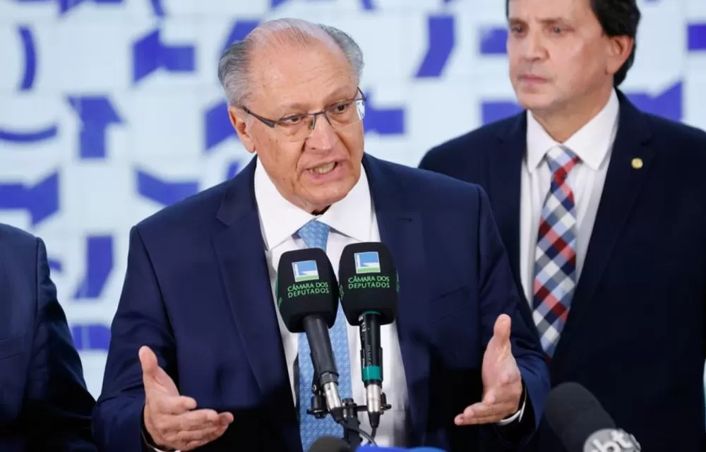 Alckmin entrega pacote contra tarifaço no Congresso após derrota do governo na CPMI do INSS