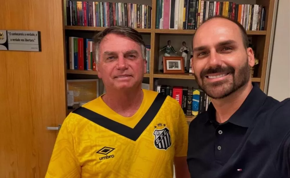 PF aponta que Bolsonaro e Eduardo transferiram mais de R$ 2 milhões às esposas para evitar bloqueio