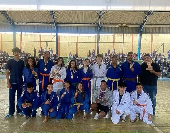 Atletas de projeto social de judô em Betim recebem homenagem após conquistas no JEMG 2025