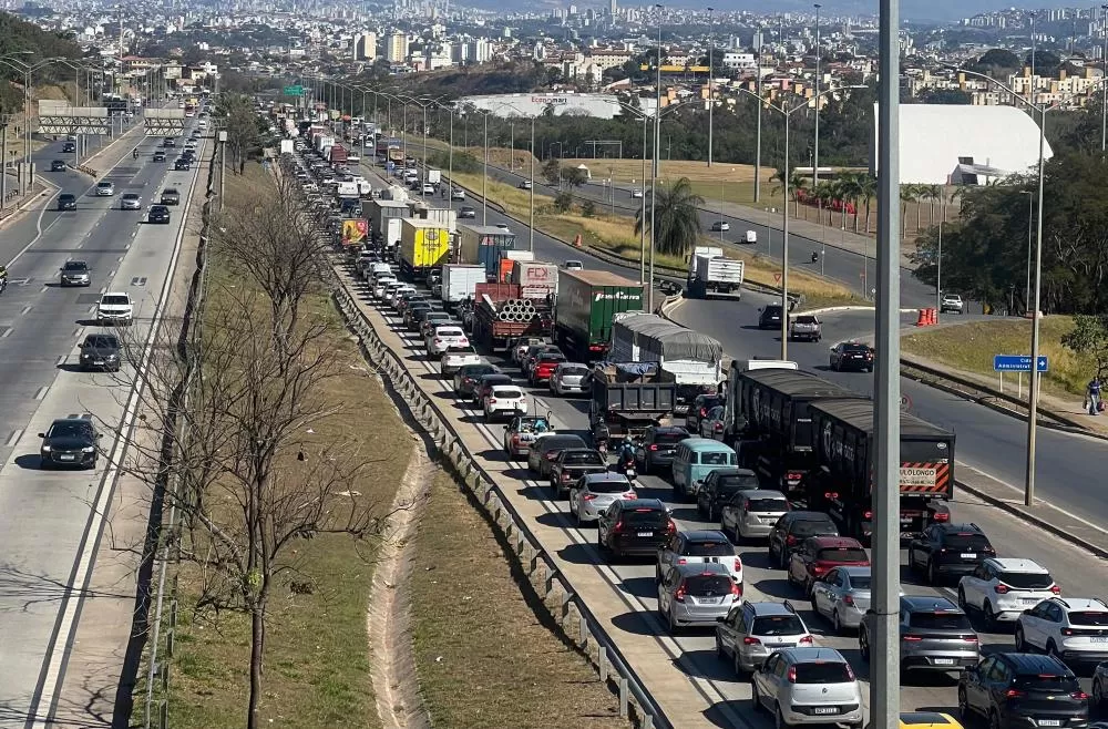 Acidente com vítima fatal provoca lentidão na MG-010 em BH