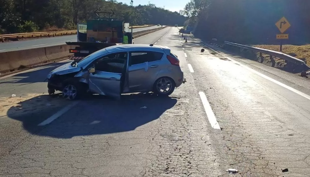 Criança de 4 anos morre após capotamento de carro com sete pessoas em Minas