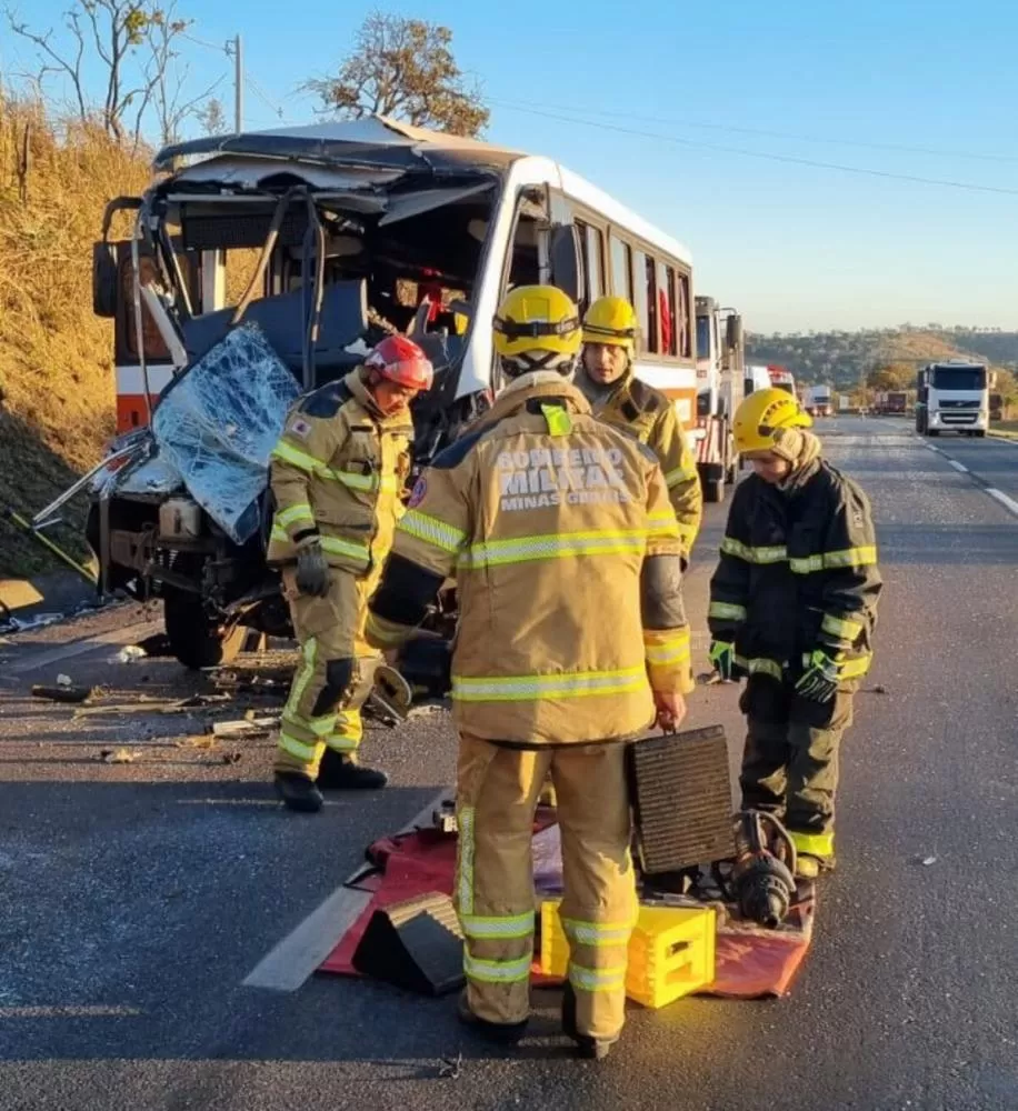 Acidente na BR-040 em Sete Lagoas deixa 11 pessoas feridas após colisão entre ônibus e caminhão