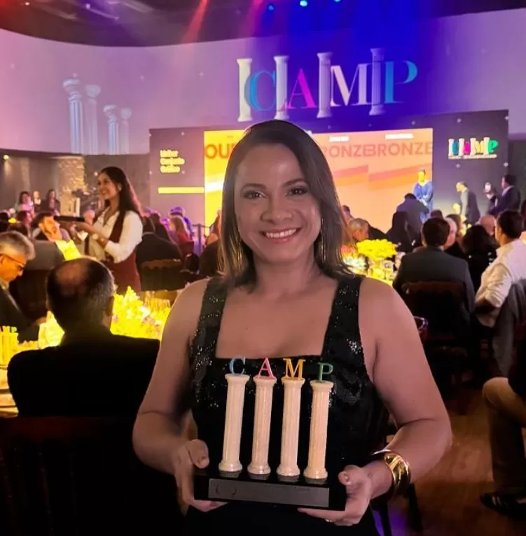 Raquel Vasconcelos, da SIG Dados, recebe prêmio nacional no Camp da Democracia 2025