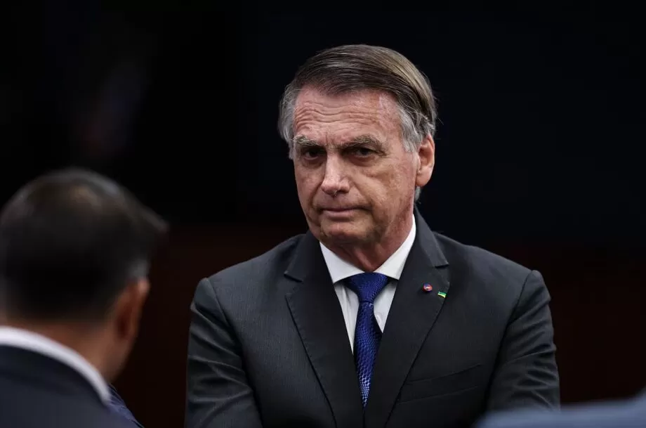 STF determina vigilância 24 horas à casa de Bolsonaro por risco de fuga
