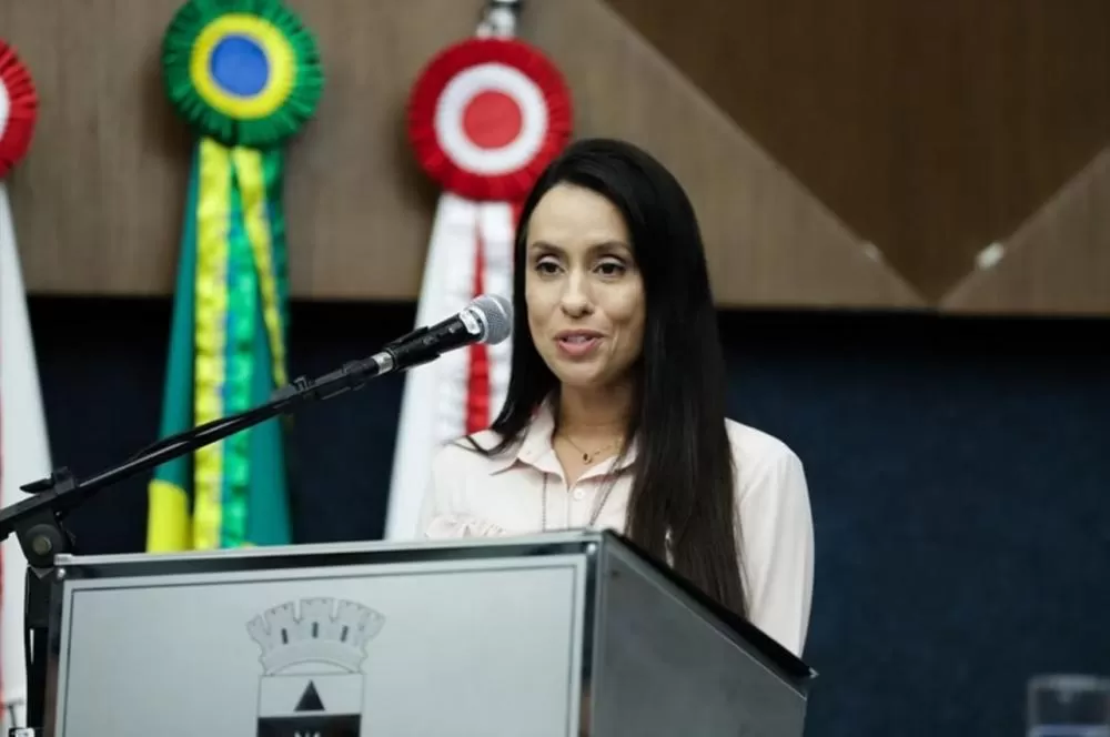 Delegada esposa de autor confesso de homicídio contra gari recebe afastamento de 60 dias