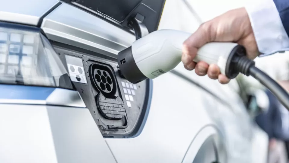 Nova norma estabelece regras para recarga de veículos elétricos em garagens no Brasil