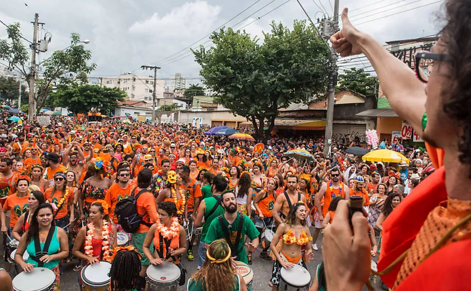 Foliões se preparam para Carnaval fora de época na rua Sapucaí, em BH