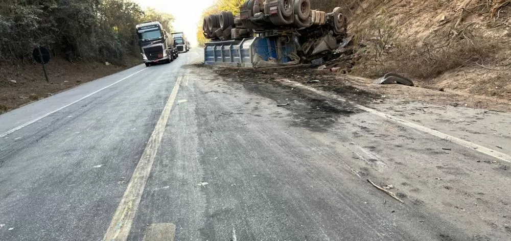 Caminhoneiro morre após colisão com picape na BR-262, em Minas