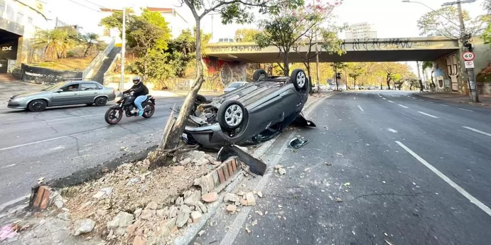 Carro capota após colisão com árvore na avenida Presidente Carlos Luz, em BH