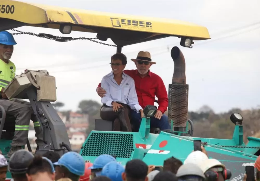 Lula chega acompanhado de Marília em vistoria de obras na avenida Newton Cardoso