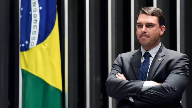Polícia prende dois suspeitos de roubo na casa de familiares de Flávio Bolsonaro