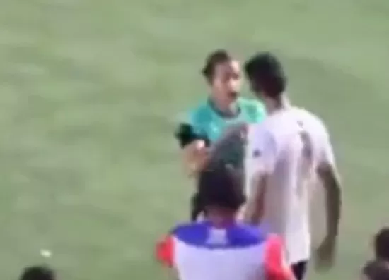 Árbitra leva tapa na cara durante partida da terceira divisão do futebol colombiano