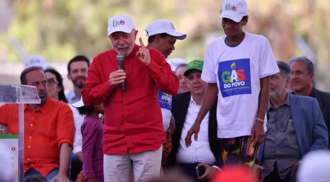 Em BH, Lula critica Bolsonaro e afirma que encontrou o país “destruído”