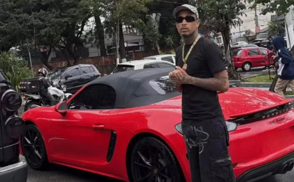 Polícia realiza operação na casa de Gato Preto e apreende Porsche vermelho