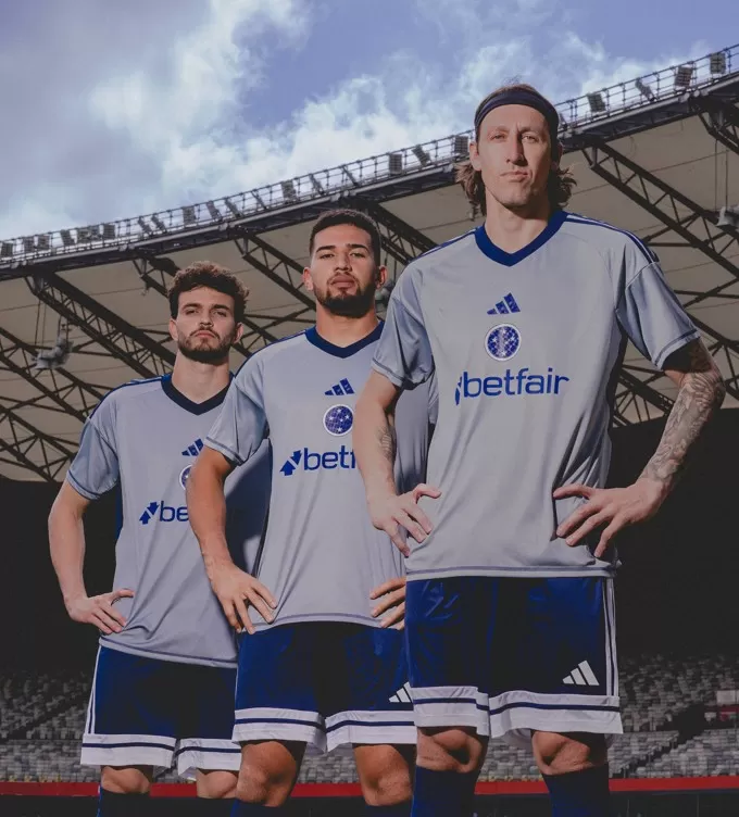 Cruzeiro lança uniforme especial em tributo a goleiros que marcaram sua história