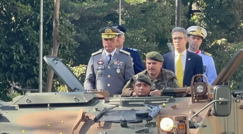 Zema participa de desfile de 7 de Setembro em Belo Horizonte e chega em tanque militar