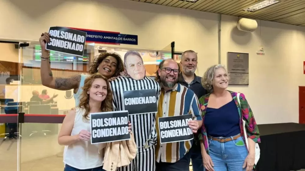 Vereadores do PT e PSOL exibem boneco de Bolsonaro algemado na Câmara de BH