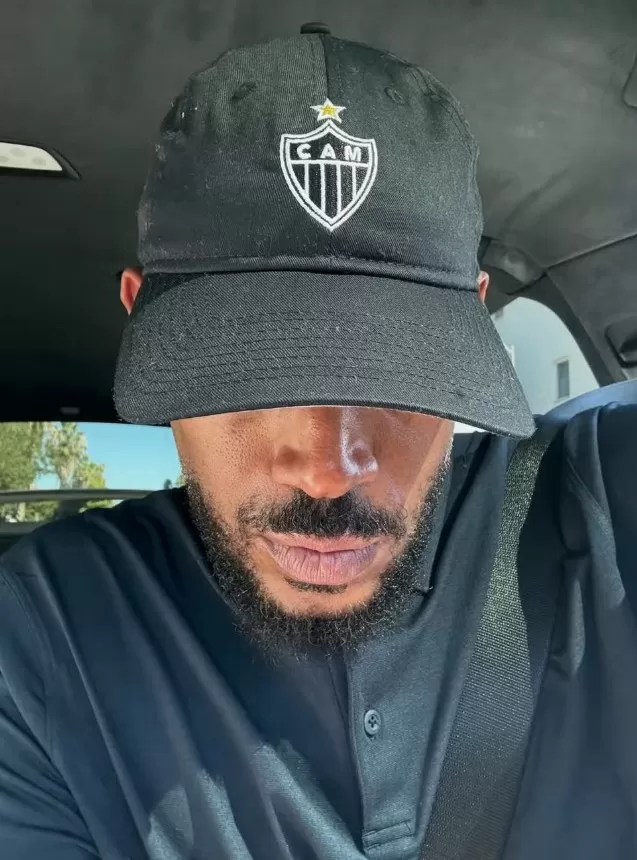 Marlon Wayans volta a aparecer com símbolos do Atlético e movimenta redes sociais
