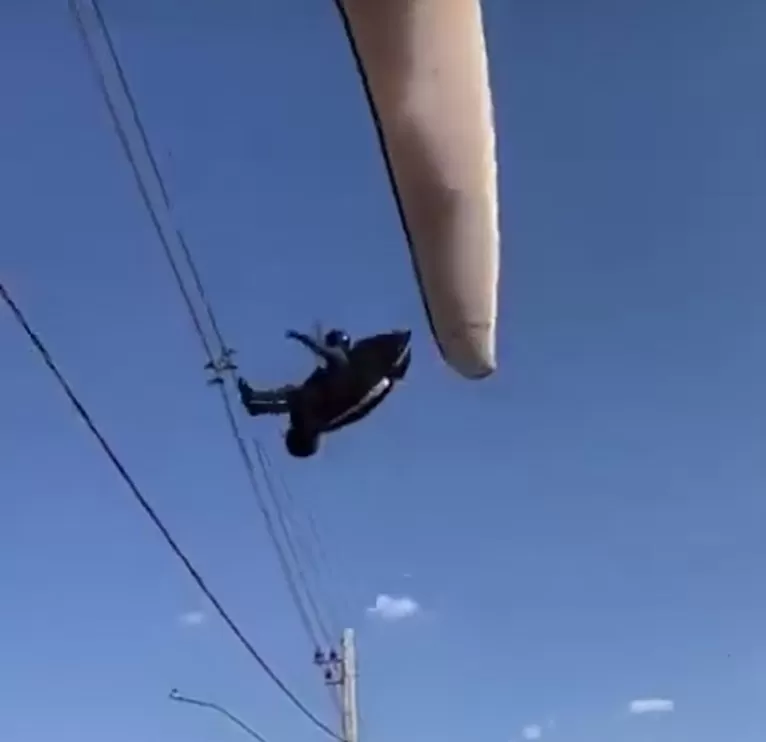 Piloto de parapente sofre queda em rede elétrica em Minas e é resgatado sem ferimentos