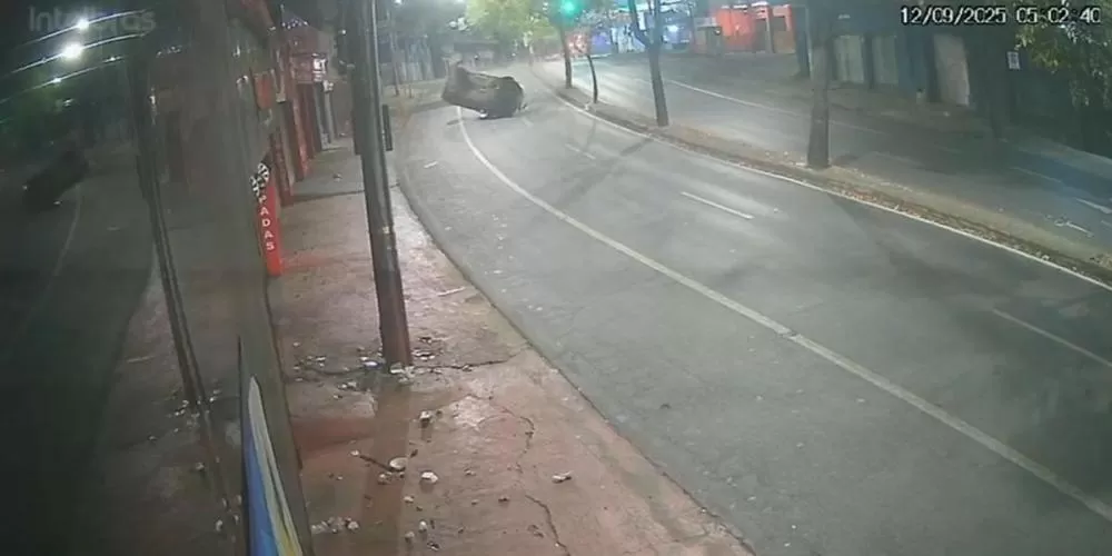 Motorista cochila ao volante, bate em árvore e capota carro na avenida Dom Pedro II, em BH