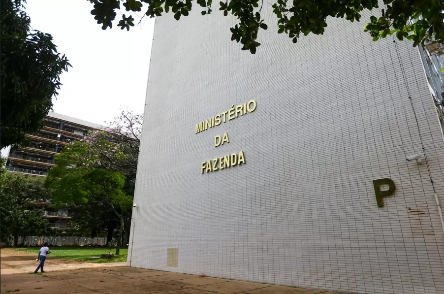 Sobretaxa dos EUA pode cortar 65 mil empregos no Brasil, aponta Ministério da Fazenda