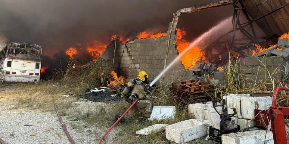 Galpão com artigos natalinos pega fogo em Contagem