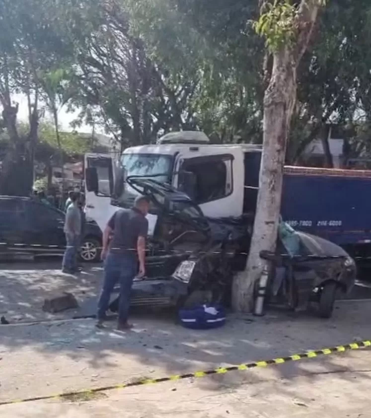 Caminhão desgovernado atinge feira e deixa dois mortos em Jaboticatubas