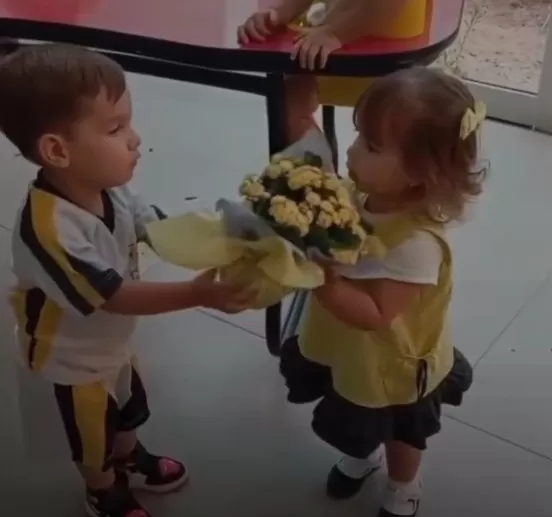 Garotinho entrega flores à colega após mordida em escola e gesto viraliza nas redes