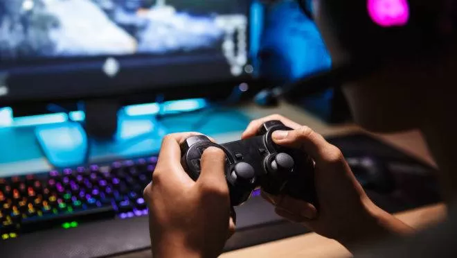 Mãe perde o controle com filho jogando videogame e o agride com socos e chutes na Grande BH