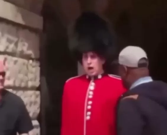 Guarda da Rainha repreende turista em frente ao Palácio de St. James, em Londres
