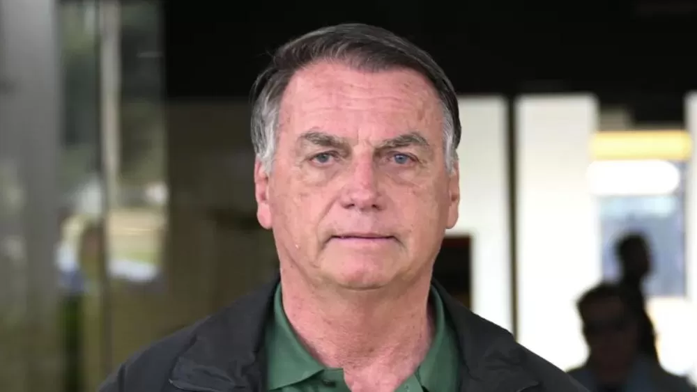Bolsonaro recebe alta hospitalar e retorna à prisão domiciliar em Brasília