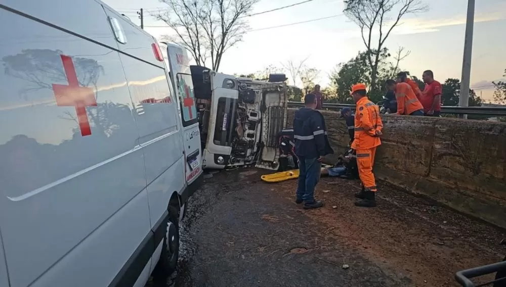 Caminhão carregado de melancias tomba em Minas e motorista fica ferido