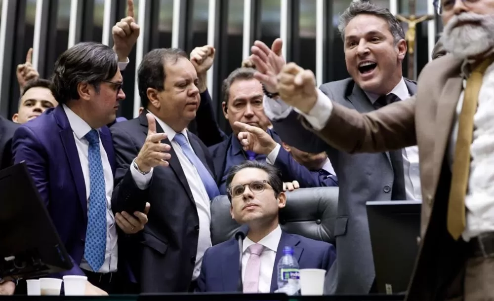 Corregedoria recomenda suspensão de deputados por bloqueio do plenário da Câmara