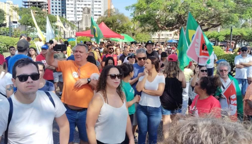 Protesto contra a PEC da Blindagem reúne manifestantes no Centro de Belo Horizonte