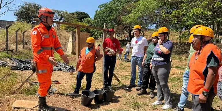 BH capacita voluntários para atuação em situações de risco durante período de chuvas