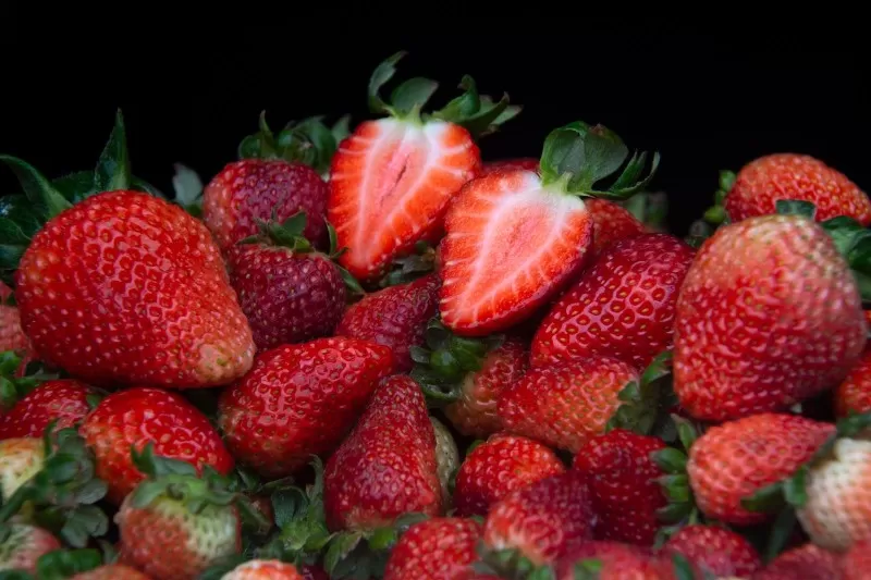 Após fim da febre do “morango do amor”, preço da fruta cai mais de 30% em BH e região