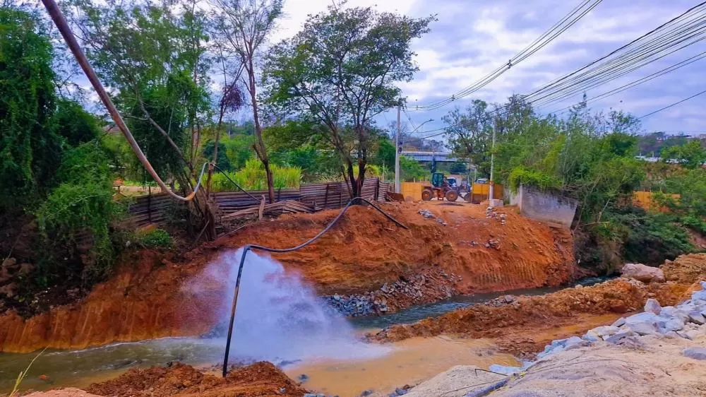 Rompimento de adutora afeta abastecimento de água em Santa Luzia