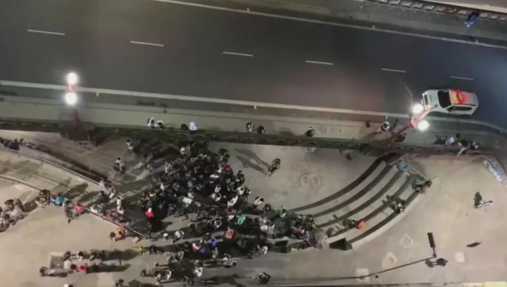 Mulher é indiciada por matar namorado com 18 facadas e mordidas em Betim