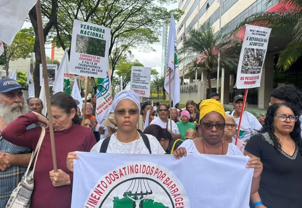 Atingidos por tragédia de Brumadinho protestam contra fim de auxílio emergencial