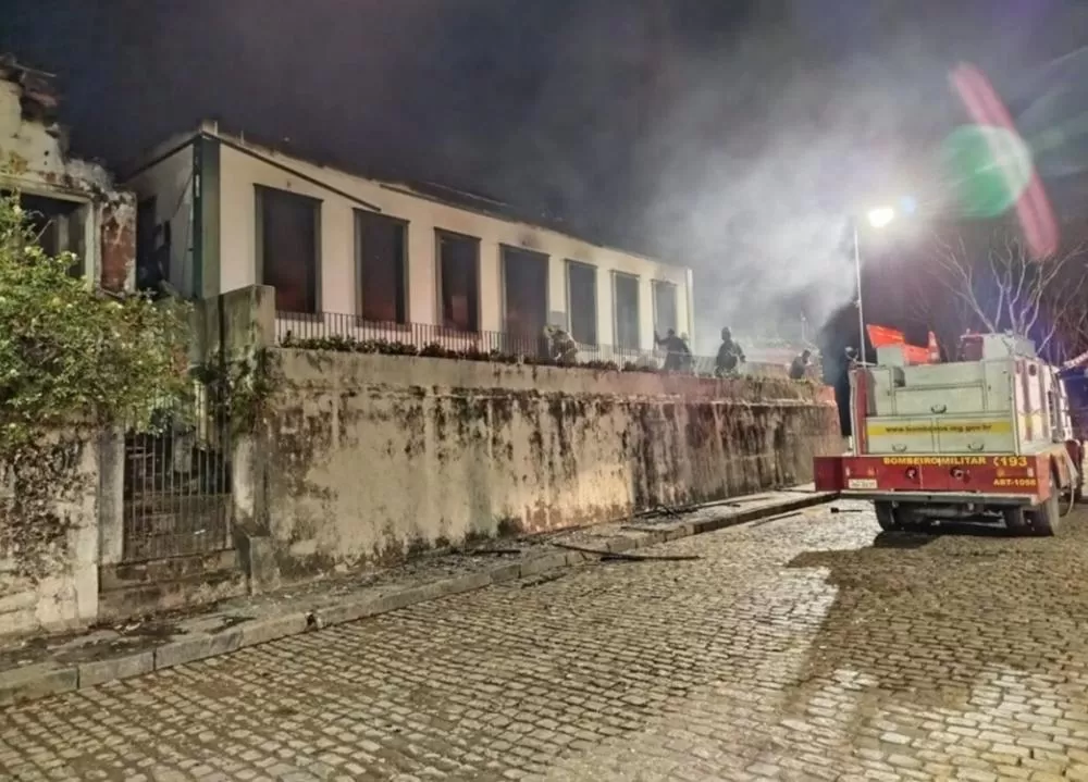 Incêndio destrói casarão histórico usado pela Secretaria de Saúde em Santa Bárbara