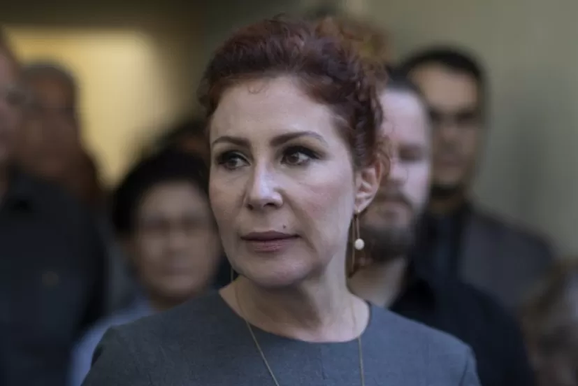 Moraes libera redes sociais de Carla Zambelli, mas mantém restrições e ameaça de multa