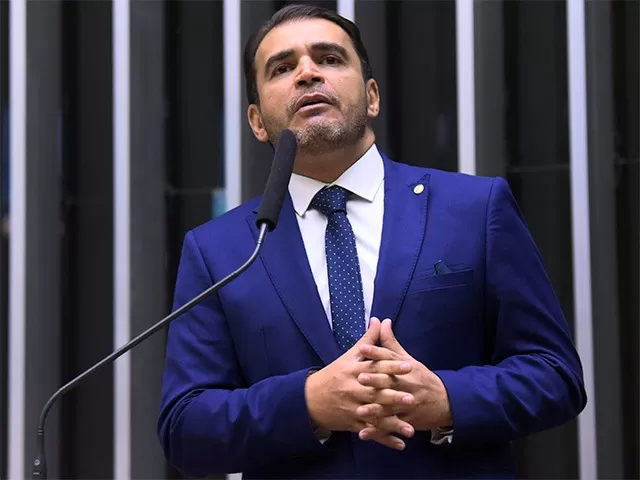Deputado mineiro assume relatoria do processo de cassação de Eduardo Bolsonaro