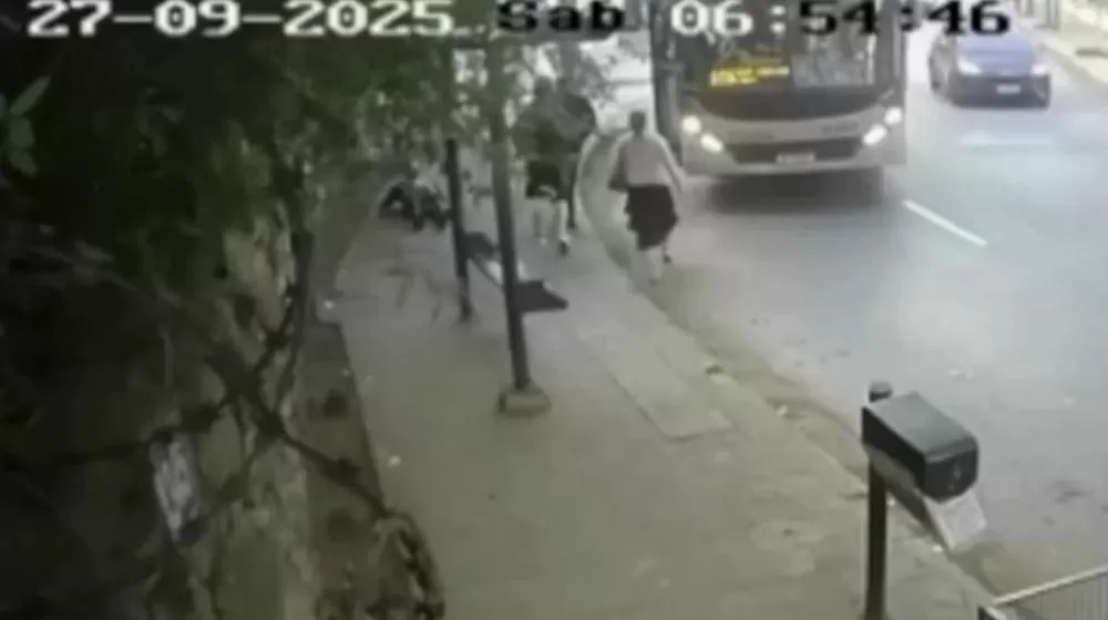 Vídeo flagra momento em que homem é esfaqueado e jogado de ônibus em BH