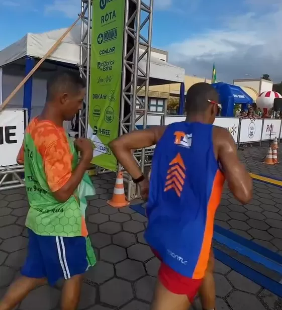 Atleta desacelera para comemorar e é ultrapassado no fim da prova na Bahia