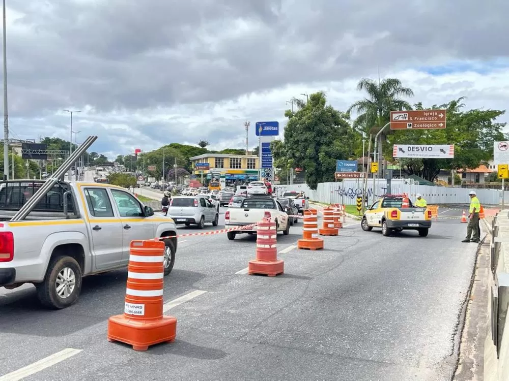 Obras da Copasa interditam trecho da orla da Lagoa da Pampulha