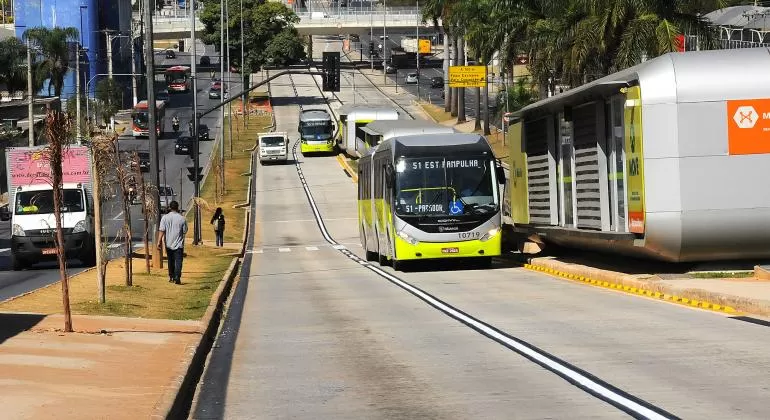 Vereador propõe permitir que motoristas de aplicativo utilizem faixas exclusivas de ônibus em BH