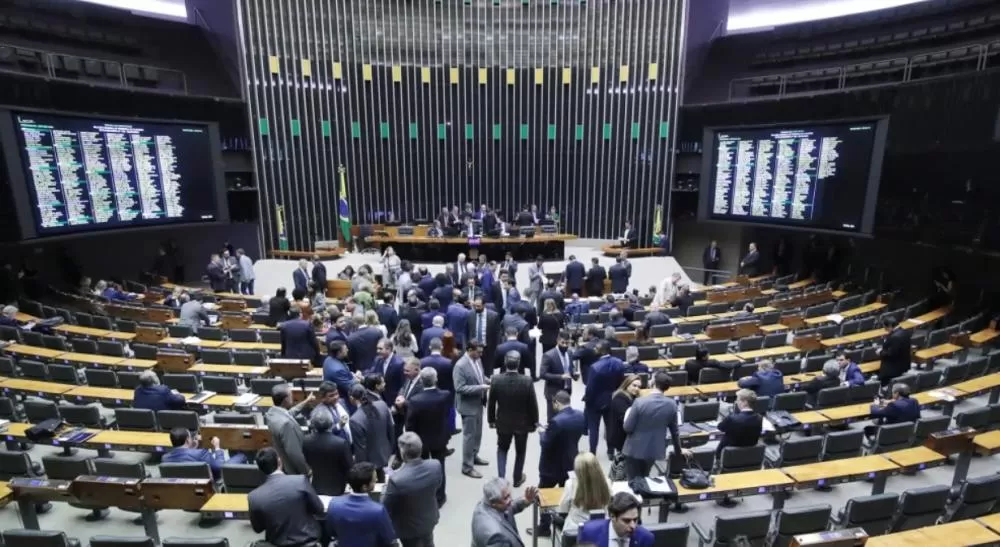 Câmara aprova urgência para projeto que classifica falsificação de bebidas como crime hediondo